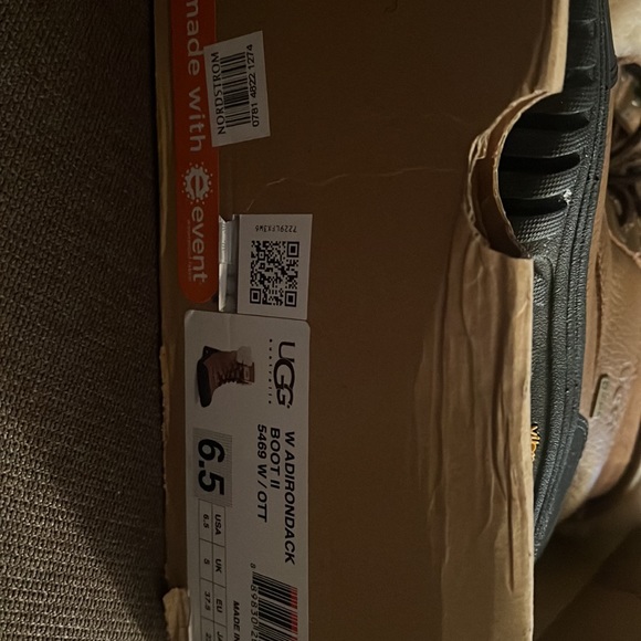 UGGS Adirondack Boot II - Picture 13 of 15